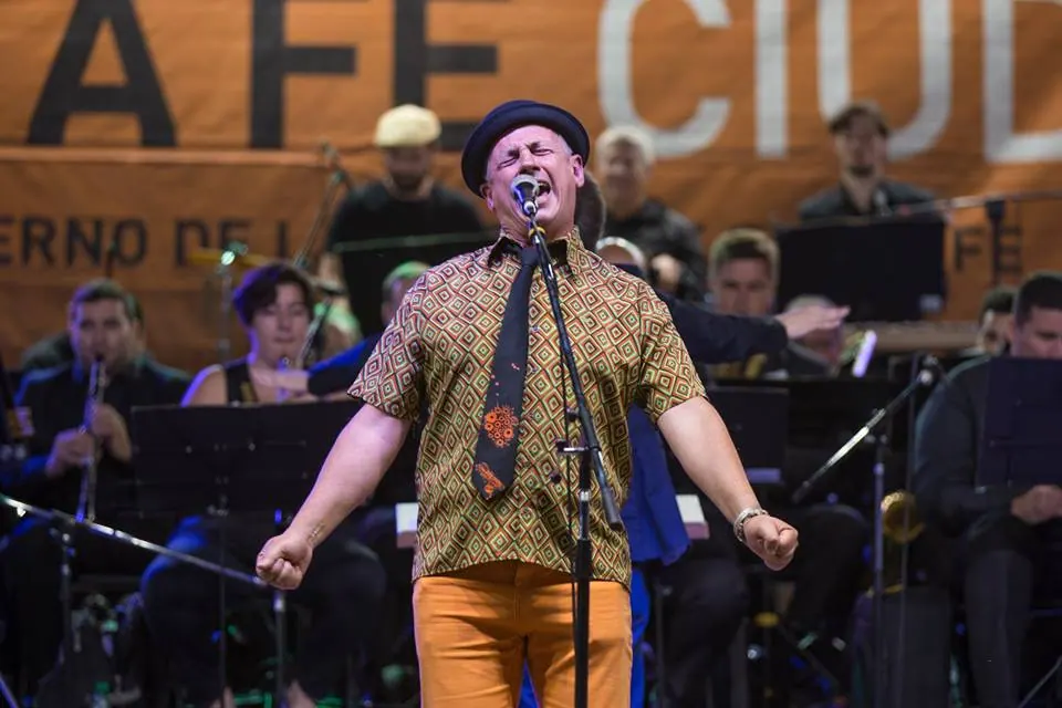Luis “Pollo” Sáez canta en vivo con orquesta.